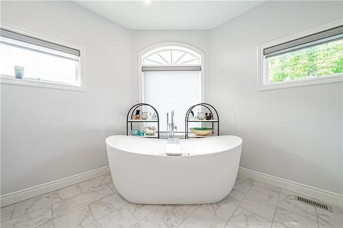 70 Oak Avenue, Dundas, ON - Indoor Photo Showing Bathroom