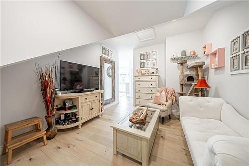 70 Oak Avenue, Dundas, ON - Indoor Photo Showing Living Room