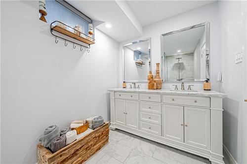 70 Oak Avenue, Dundas, ON - Indoor Photo Showing Bathroom