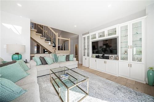 70 Oak Avenue, Dundas, ON - Indoor Photo Showing Living Room