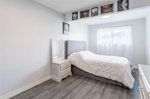 25 Berko Avenue, Hamilton, ON - Indoor Photo Showing Bedroom