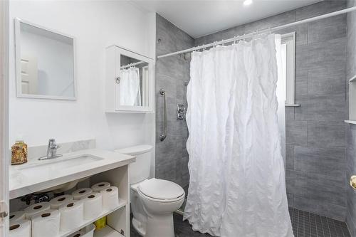 25 Berko Avenue, Hamilton, ON - Indoor Photo Showing Bathroom
