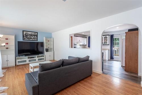 25 Berko Avenue, Hamilton, ON - Indoor Photo Showing Living Room