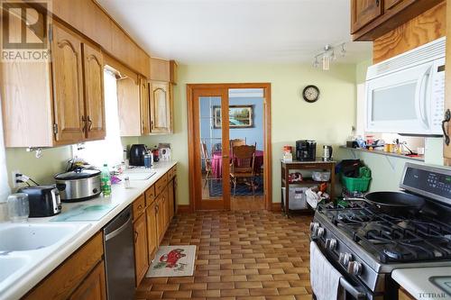 884342 Highway 65 W, Temiskaming Shores, ON - Indoor Photo Showing Kitchen