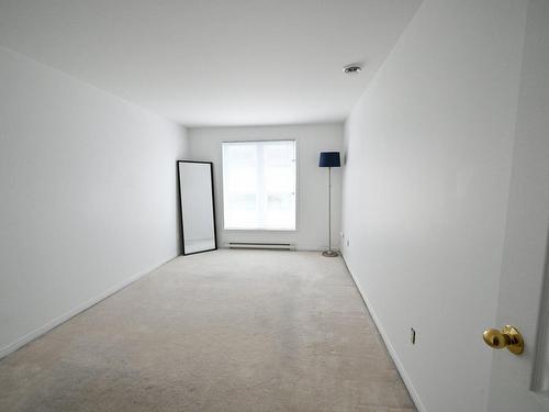 Master bedroom - 410-7928 Ch. Kingsley, Côte-Saint-Luc, QC - Indoor Photo Showing Other Room