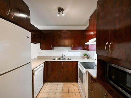 Cuisine - 410-7928 Ch. Kingsley, Côte-Saint-Luc, QC - Indoor Photo Showing Kitchen With Double Sink