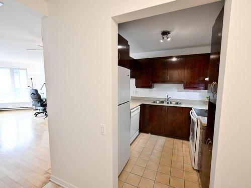 Kitchen - 410-7928 Ch. Kingsley, Côte-Saint-Luc, QC - Indoor Photo Showing Kitchen With Double Sink