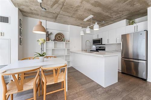 36 Charlotte Street|Unit #908, Toronto, ON - Indoor Photo Showing Kitchen