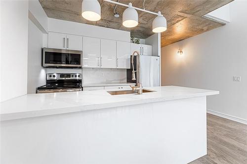 36 Charlotte Street|Unit #908, Toronto, ON - Indoor Photo Showing Kitchen