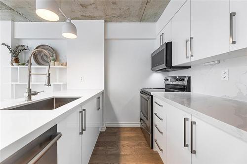 36 Charlotte Street|Unit #908, Toronto, ON - Indoor Photo Showing Kitchen With Upgraded Kitchen