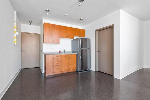 36 Charlotte Street|Unit #908, Toronto, ON - Indoor Photo Showing Kitchen