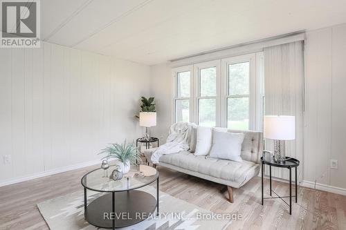 18 Lynn Court, Kawartha Lakes, ON - Indoor Photo Showing Living Room