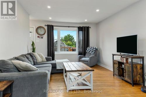 32 Kidd Avenue, Quinte West, ON - Indoor Photo Showing Living Room