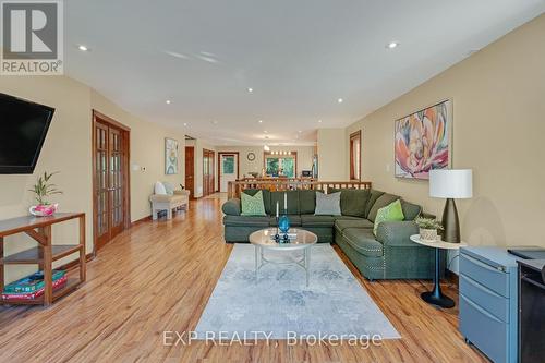 145 Beck Street, Wasaga Beach, ON - Indoor Photo Showing Living Room