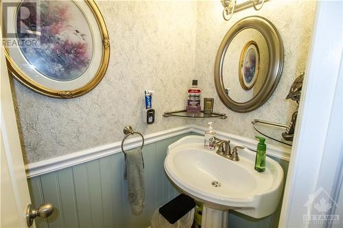 Powder room - 16 Larkshire Lane Unit#B, Ottawa, ON - Indoor Photo Showing Bathroom