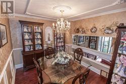 Beautifully decorated dining room - 