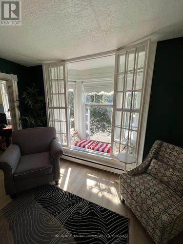 Upper Charming Window Set - 552 Adelaide Street N, London, ON - Indoor Photo Showing Living Room