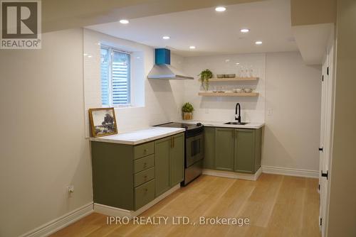 106 Fanshawe Drive, Brampton, ON - Indoor Photo Showing Kitchen