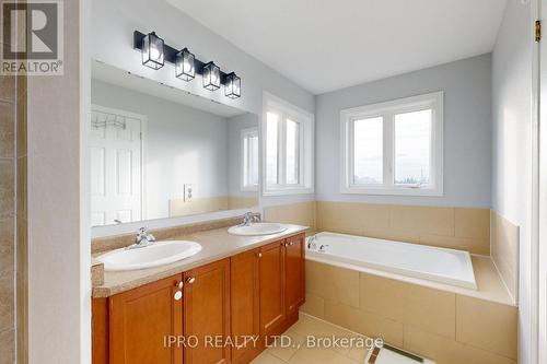 7447 Saint Barbara Boulevard, Mississauga, ON - Indoor Photo Showing Bathroom