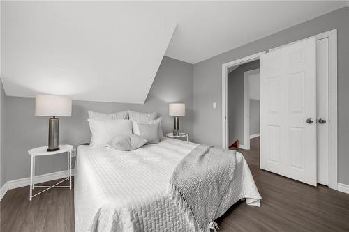 107 Niagara Street, Hamilton, ON - Indoor Photo Showing Bedroom