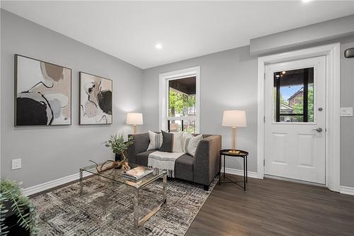 107 Niagara Street, Hamilton, ON - Indoor Photo Showing Living Room