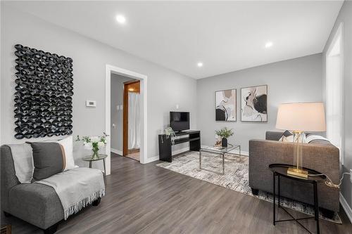 107 Niagara Street, Hamilton, ON - Indoor Photo Showing Living Room