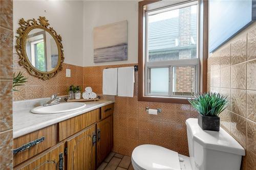 107 Niagara Street, Hamilton, ON - Indoor Photo Showing Bathroom