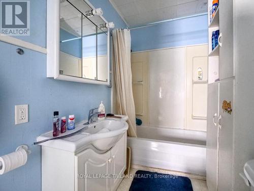 133A: 4-piece bathroom - 131-133 Cherry Street, Ingersoll, ON - Indoor