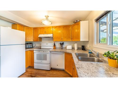 413 9Th Avenue S, Creston, BC - Indoor Photo Showing Kitchen With Double Sink