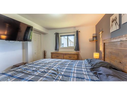 413 9Th Avenue S, Creston, BC - Indoor Photo Showing Bedroom