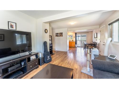 413 9Th Avenue S, Creston, BC - Indoor Photo Showing Living Room