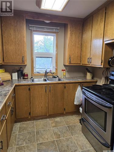 455 Mistusinne Crescent, Mistusinne, SK - Indoor Photo Showing Kitchen With Double Sink