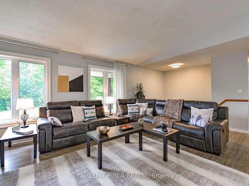 872 Line 11 Rd N, Oro-Medonte, ON - Indoor Photo Showing Living Room