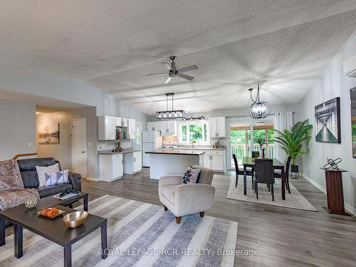 872 Line 11 Rd N, Oro-Medonte, ON - Indoor Photo Showing Living Room