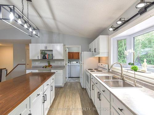 872 Line 11 Rd N, Oro-Medonte, ON - Indoor Photo Showing Kitchen With Double Sink