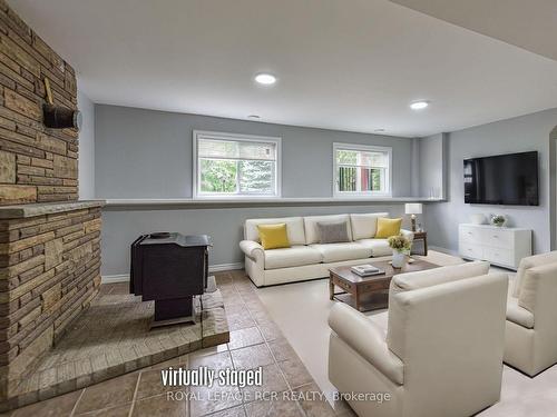 872 Line 11 Rd N, Oro-Medonte, ON - Indoor Photo Showing Living Room