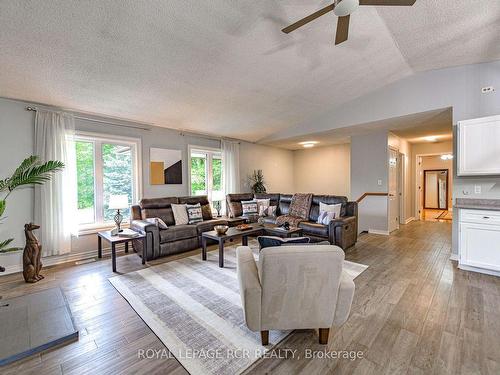 872 Line 11 Rd N, Oro-Medonte, ON - Indoor Photo Showing Living Room