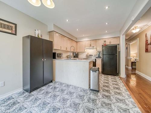 3206 Forrestdale Circ, Mississauga, ON - Indoor Photo Showing Kitchen