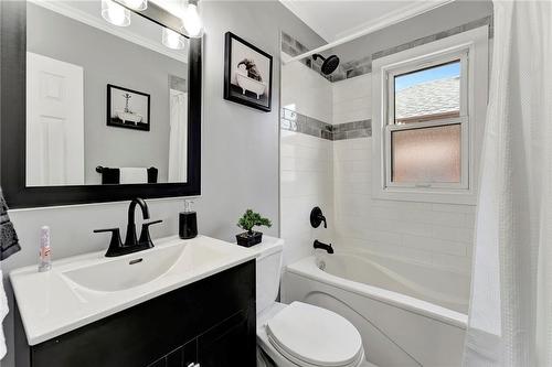 Main Floor 4-Piece Bath - 77 Inchlee Drive, Hamilton, ON - Indoor Photo Showing Bathroom