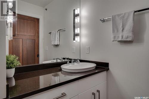 701 525 3Rd Avenue N, Saskatoon, SK - Indoor Photo Showing Bathroom