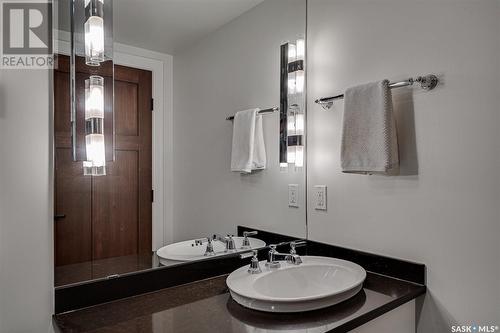 701 525 3Rd Avenue N, Saskatoon, SK - Indoor Photo Showing Bathroom