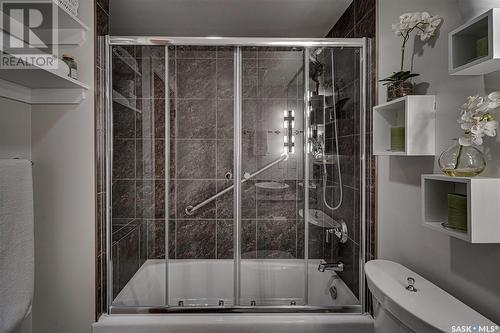 701 525 3Rd Avenue N, Saskatoon, SK - Indoor Photo Showing Bathroom