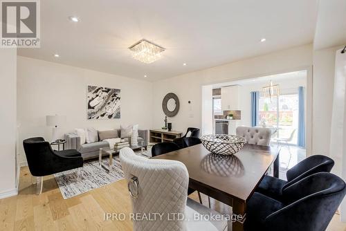 7156 Village Walk, Mississauga, ON - Indoor Photo Showing Living Room