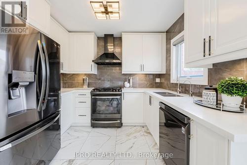 7156 Village Walk, Mississauga, ON - Indoor Photo Showing Kitchen With Double Sink