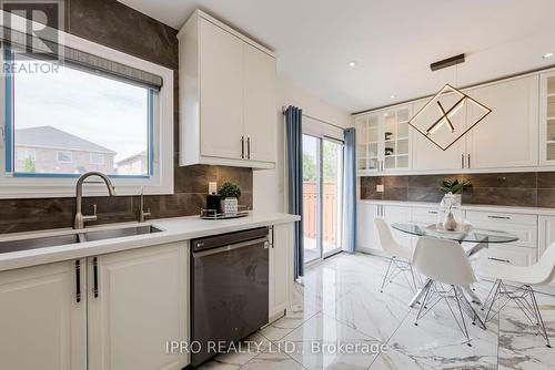 7156 Village Walk, Mississauga, ON - Indoor Photo Showing Kitchen With Double Sink