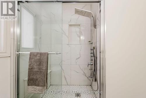 7156 Village Walk, Mississauga, ON - Indoor Photo Showing Bathroom