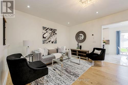 7156 Village Walk, Mississauga, ON - Indoor Photo Showing Living Room