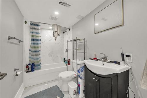 6 Greig Street, Hamilton, ON - Indoor Photo Showing Bathroom