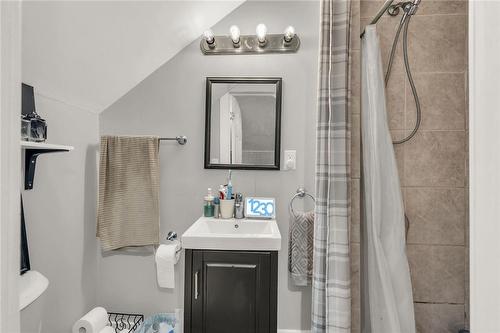 6 Greig Street, Hamilton, ON - Indoor Photo Showing Bathroom