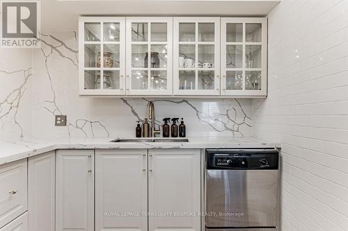 1107 - 25 The Esplanade Avenue, Toronto, ON - Indoor Photo Showing Kitchen